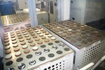 Laddningsbänkar i robotcell (Mölndals Industriprodukter, Sverige)
